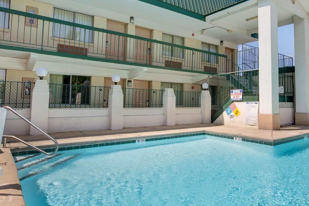 Super 8 By Wyndham Downtown Area